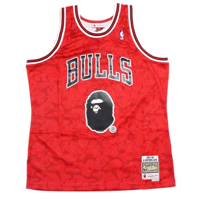 Баскетбольная майка NBA Чикаго Буллз серия Bape + NBA красная фото 1 &mdash; FormaBasket